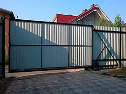 Забор с откатными воротами обшитыми профнастилом